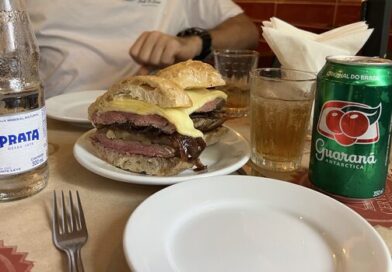 Cervantes’te bonfile, peynir, ananas ve karamelize soğanlı sandviç ile Guaraná