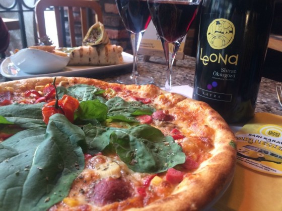 sari-karavan-ile-sari-lezzetler-elma-pub-pizza-leona
