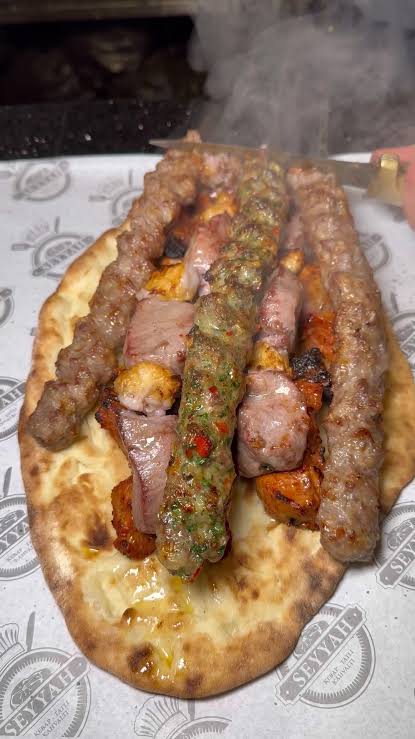 Seyyah Kebap’ta pide üzerinde servis edilen karışık kebap tabağı