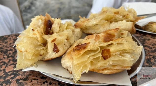 metal tabak üzerinde ekmek arası börek olan Makedonya Üsküp'te çok sevilen Simit Poğaçalar.
