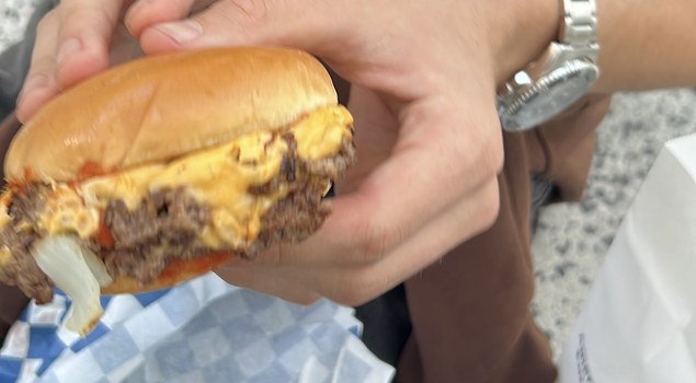 Smashy cheeseburgerde erimiş peynir ve iki ince köfte