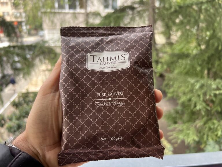 Elde tutulan Tahmis Türk Kahvesi 100 gram paketi