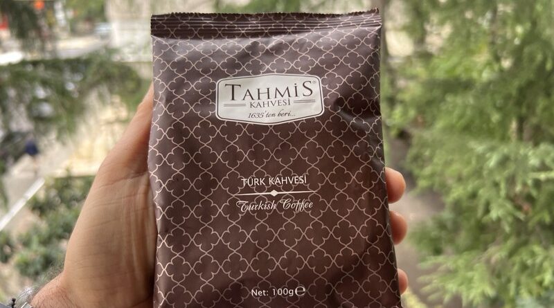Elde tutulan Tahmis Türk Kahvesi 100 gram paketi
