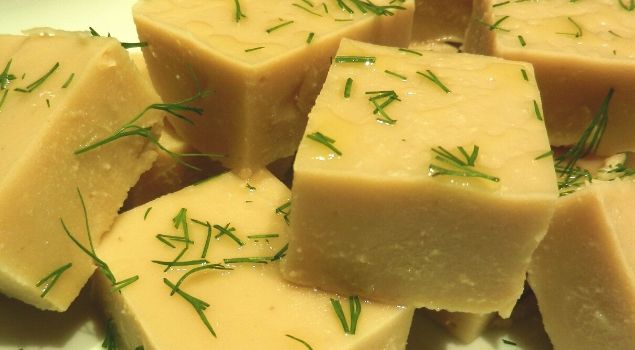 Dilimlenmiş fava üzerinde zeytinyağı ve dereotu