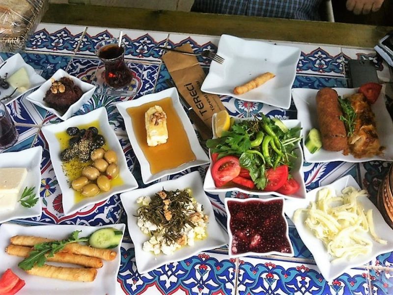 Tereci Yöresel Bakkal Mavişehir – İzmir kahvaltı sofrası