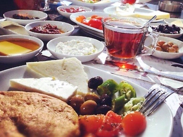 Tuzu Biberi Kahvaltı ve Yemek Evi – İzmir kahvaltı sofrası