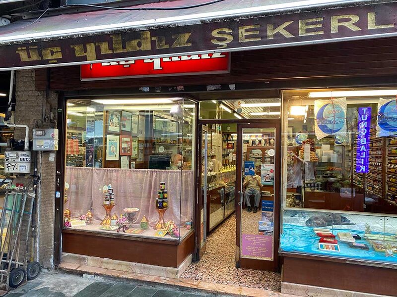 Beyoğlu Dudu Odaları Sokak’taki Üç Yıldız Şekerleme dükkânı