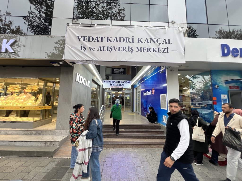 Vedat Kadri Kançal İş ve Alışveriş Merkezi’nin Üsküdar’daki girişi