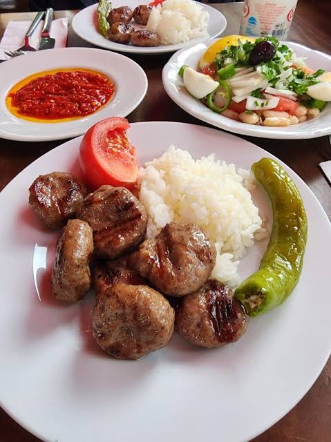 Erenköy Vefalı Köfteci’de köfte ve pilav