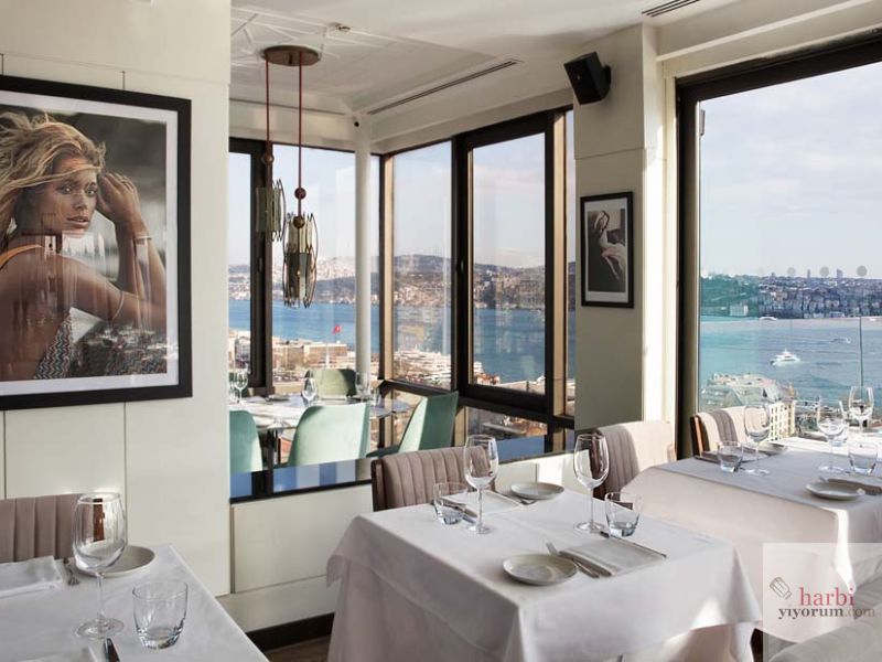 Vogue Restaurant & Bar, İstanbul Boğazı'na bakan geniş pencereleriyle şık ve modern bir atmosfer sunuyor. Boğaz manzarası eşliğinde zarif şekilde düzenlenmiş masalar, özel günler için romantik ve sofistike bir ortam yaratıyor.