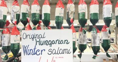 Budapeşte’de winter salami tabelası ve asılı Macar salamları