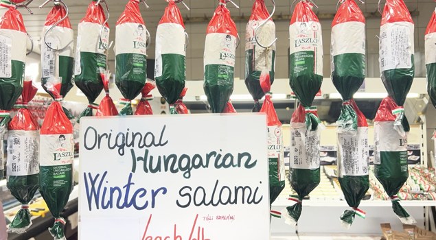 Budapeşte’de winter salami tabelası ve asılı Macar salamları