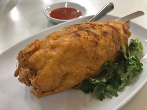İçli köfte görünümünde içinde yengeç etleri olan omlet.
