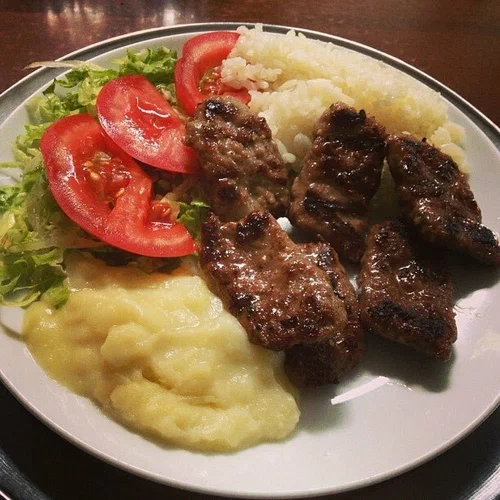 Yıldız 3 Köfte Salonu’nda köfte, püre, pilav ve salata