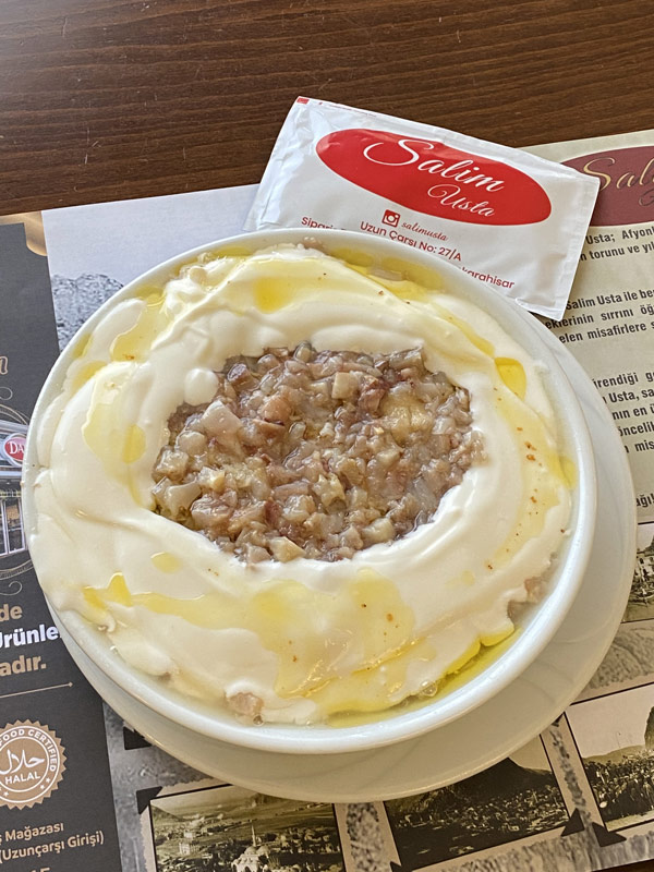 Salim Usta’da pide üzerinde yoğurtla servis edilen ilikli paça